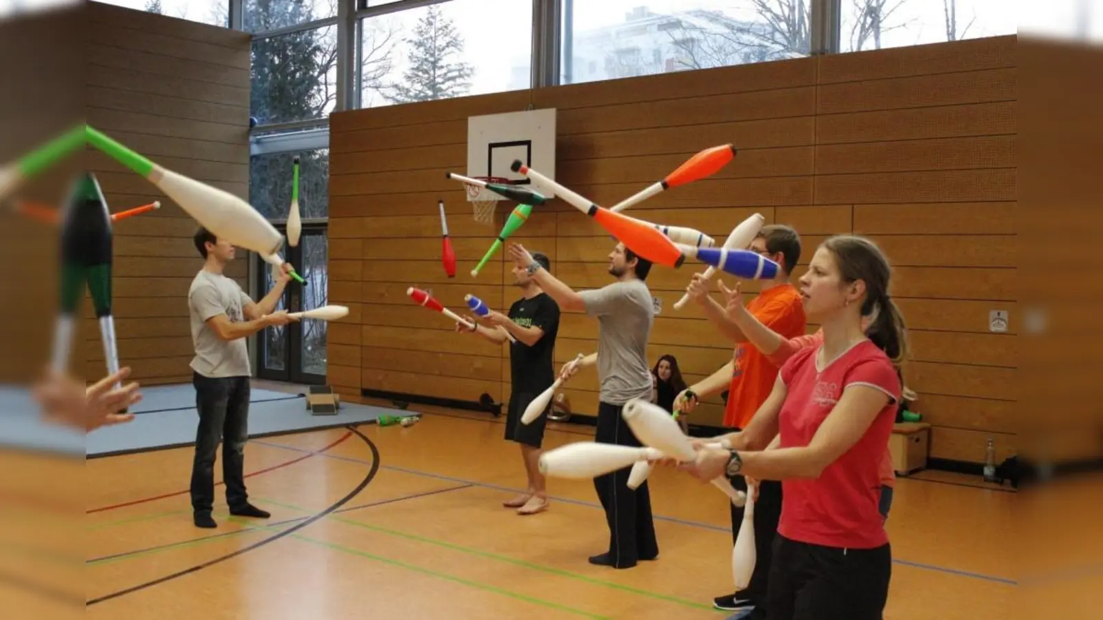 In den verschiedenen Kursen des Jim e.V. können Anfängerinnen und Anfänger das Jonglieren erlernen und gemeinsam trainieren. (Foto: Jana Hasselbach/ Jim e.V. )
