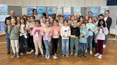 Die Preise für die Grundschüler überreichten der Geschäftsstellenleiter der VR Bank in Haimhausen, Helmut Steger (links), die Vermögens- und Vorsorgeberaterin Paula Neisser (rechts) und die Lehrerin Linda Bartenschlager (hinten links).  (Foto: VR_Bank)