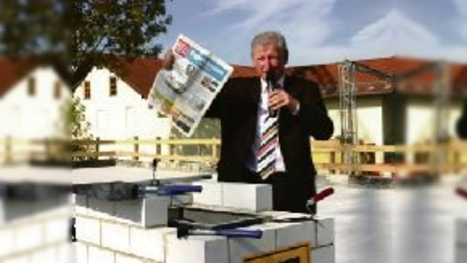 Bei der Grundsteinlegung des Unterföhringer Bürgerhauses durfte auch der Bogenhausener Anzeiger nicht fehlen. Die Stadtteilzeitung wurde mit weiteren Zeitdokumenten in einer Edelstahlkiste eingemauert und so für die Nachwelt konserviert.  (Foto: ak)