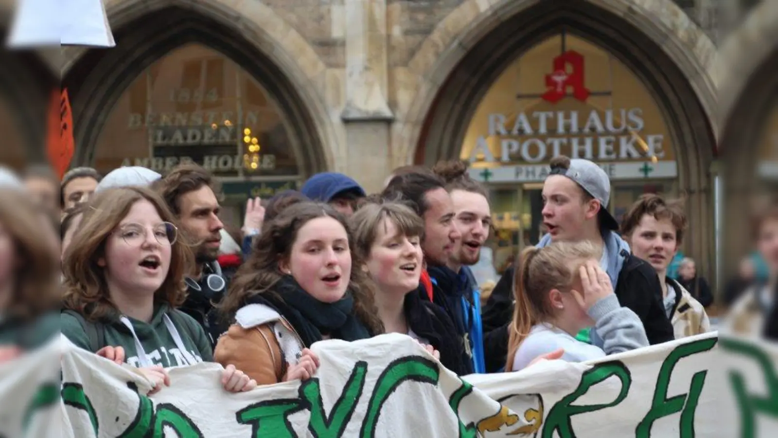 „Streik in der Schule Streik im Betrieb, das ist unsre Antwort auf Eure Politik!” so oder so ähnlich schallt es freitags von 11 bis 14 Uhr auf dem ausgelasteten Marschweg zwischen Marienplatz und Staatskanzlei. (Foto: sfl)