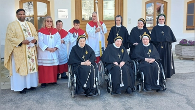 Bewegende Feier: Pater Shaju Chacko Sali, Ministranten, Generaloberin Sr. M. Gabriele Konrad, Sr. M. Kuniberta Aschbichler und Sr. M. Regina Greimel (hintere Reihe von links) sowie Sr. M. Ruperta Fischer, Sr. M. Fridolinde Hainzlmaier und Sr. M. Dionysia Leopold (vorne von links).<br>  (Foto: Franiskanerinnen)