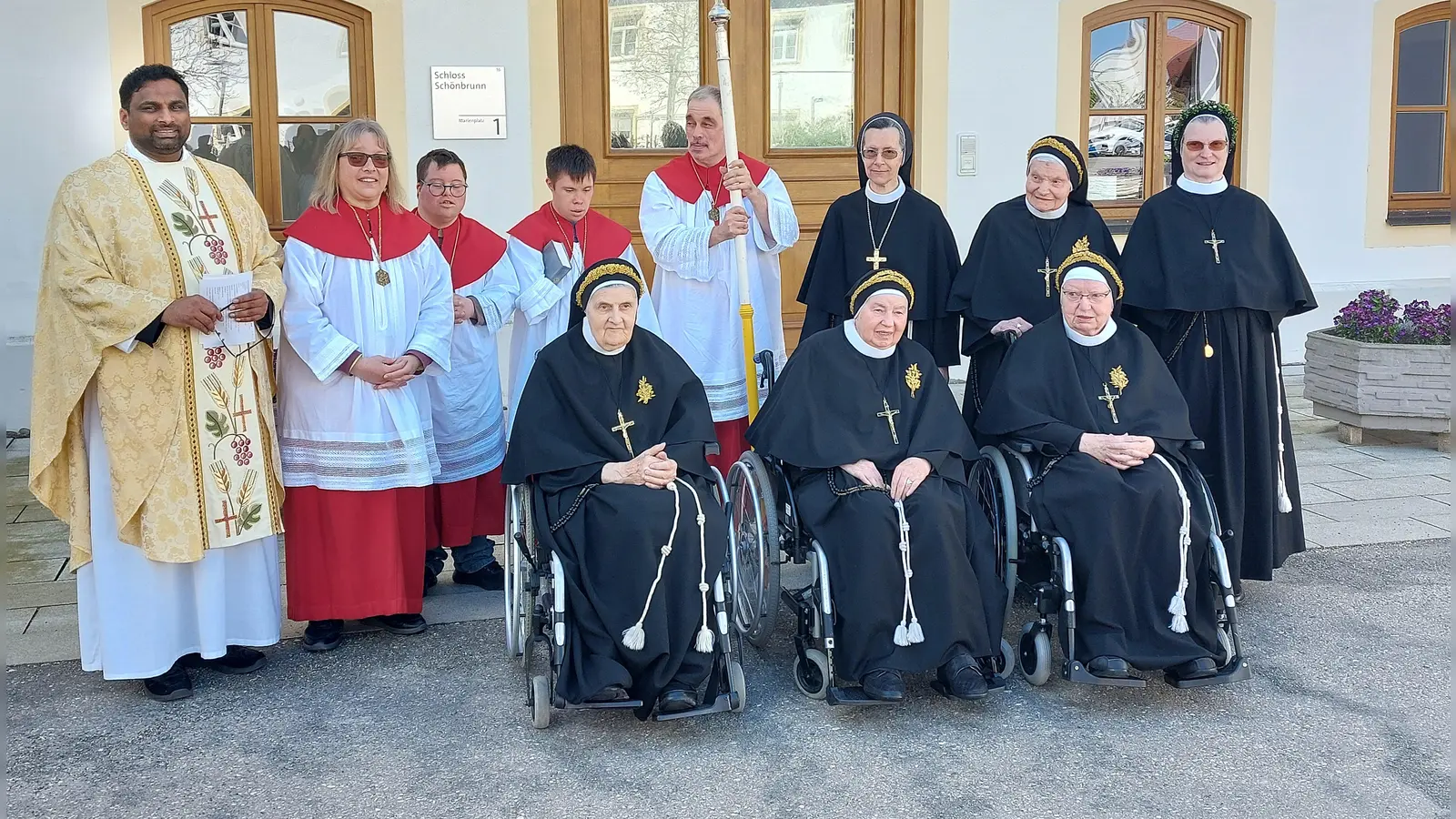Bewegende Feier: Pater Shaju Chacko Sali, Ministranten, Generaloberin Sr. M. Gabriele Konrad, Sr. M. Kuniberta Aschbichler und Sr. M. Regina Greimel (hintere Reihe von links) sowie Sr. M. Ruperta Fischer, Sr. M. Fridolinde Hainzlmaier und Sr. M. Dionysia Leopold (vorne von links).<br>  (Foto: Franiskanerinnen)