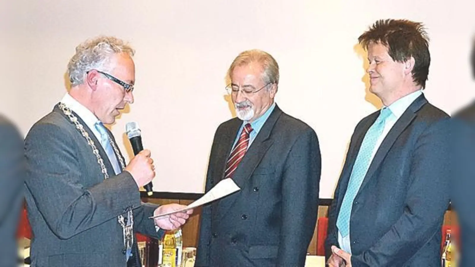 Bürgermeister Günter Heyland (links) bei der Vereidigung von Volker Buck (Mitte) und Jürgen Leinweber, dem neuen zweiten und dritten Bürgermeister Neubibergs.	 (Foto: Boschert)