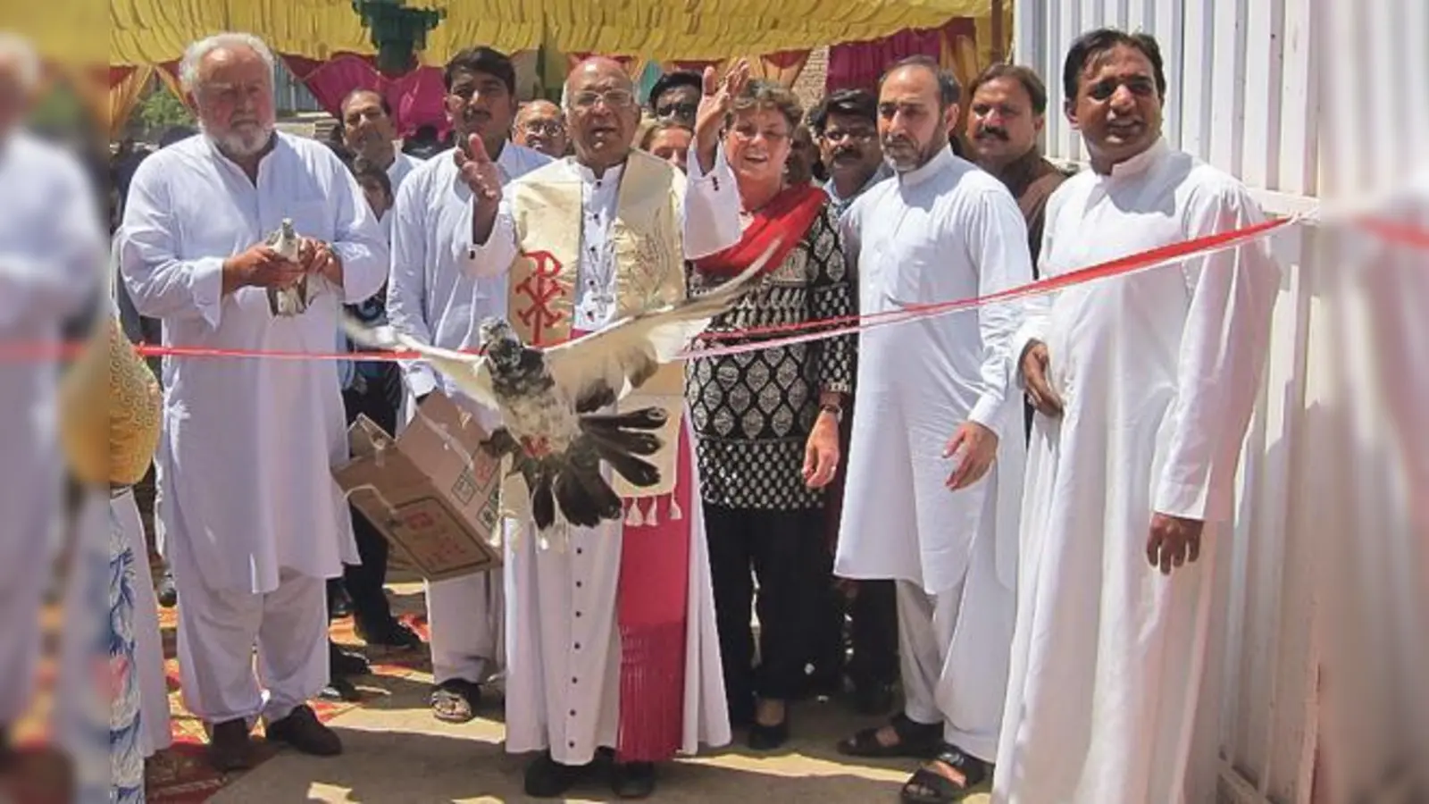 Pfingsten 2016: Einweihung der MARYAM Girls High-School, Distrikt Sargodha/Pakistan Links: Dr. Reinhard Erös (Kinderhilfe Afghanistan), Mitte: s.E. Rufin Anthony (Erzbischof von Islamabad), Rechts: Annette Erös (Kinderhilfe Afghanistan).	 (Foto: © Kinderhilfe)