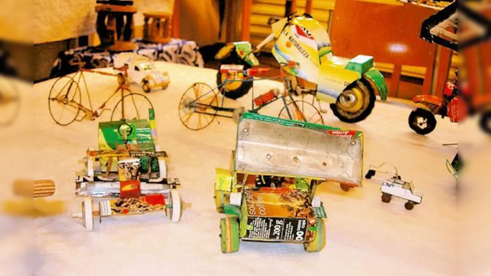 Aus Müll basteln Kinder in Afrika dieses »Recycling-Spielzeug«.   (Foto: Privat)