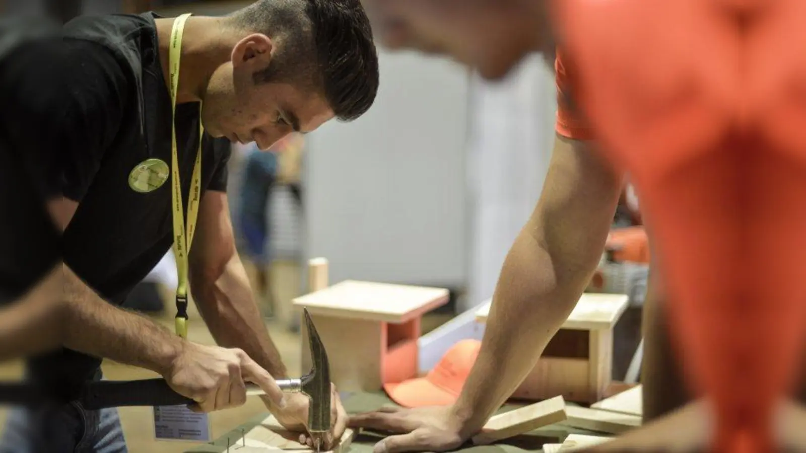 Vielerlei Praktika sind in der Online-Börse verfügbar, zum Beispiel kann man in die Holzverarbeitung hineinschnuppern. (Foto: © sprungbrett into work)