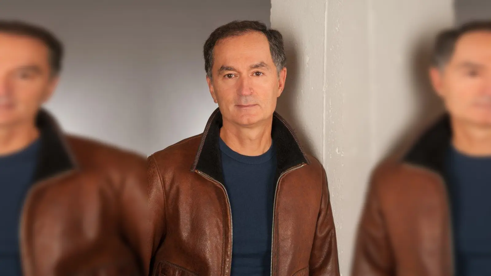 Osman Engin liest aus seiner neuesten Sammlung satirischer Geschichten. (Foto: privat)