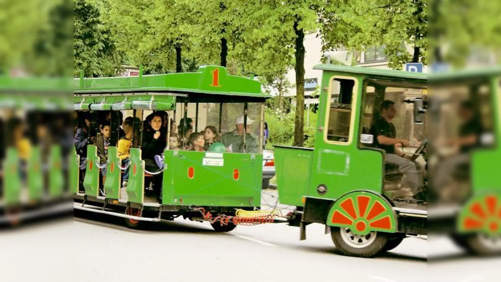 »Achtung, festhalten!« Der Bummelzug durch Milbertshofen fährt von einer Attraktion zur nächsten.	 (Foto: mnr)