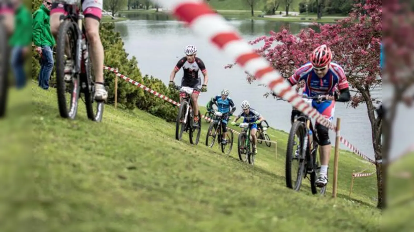 Die XCO-Rennen waren alles andere als gemütliche Radltouren. Solche Anstiege lassen sich nur mit außerordentlichen Energieleistungen bewältigen.	 (Foto: Veranstalter)