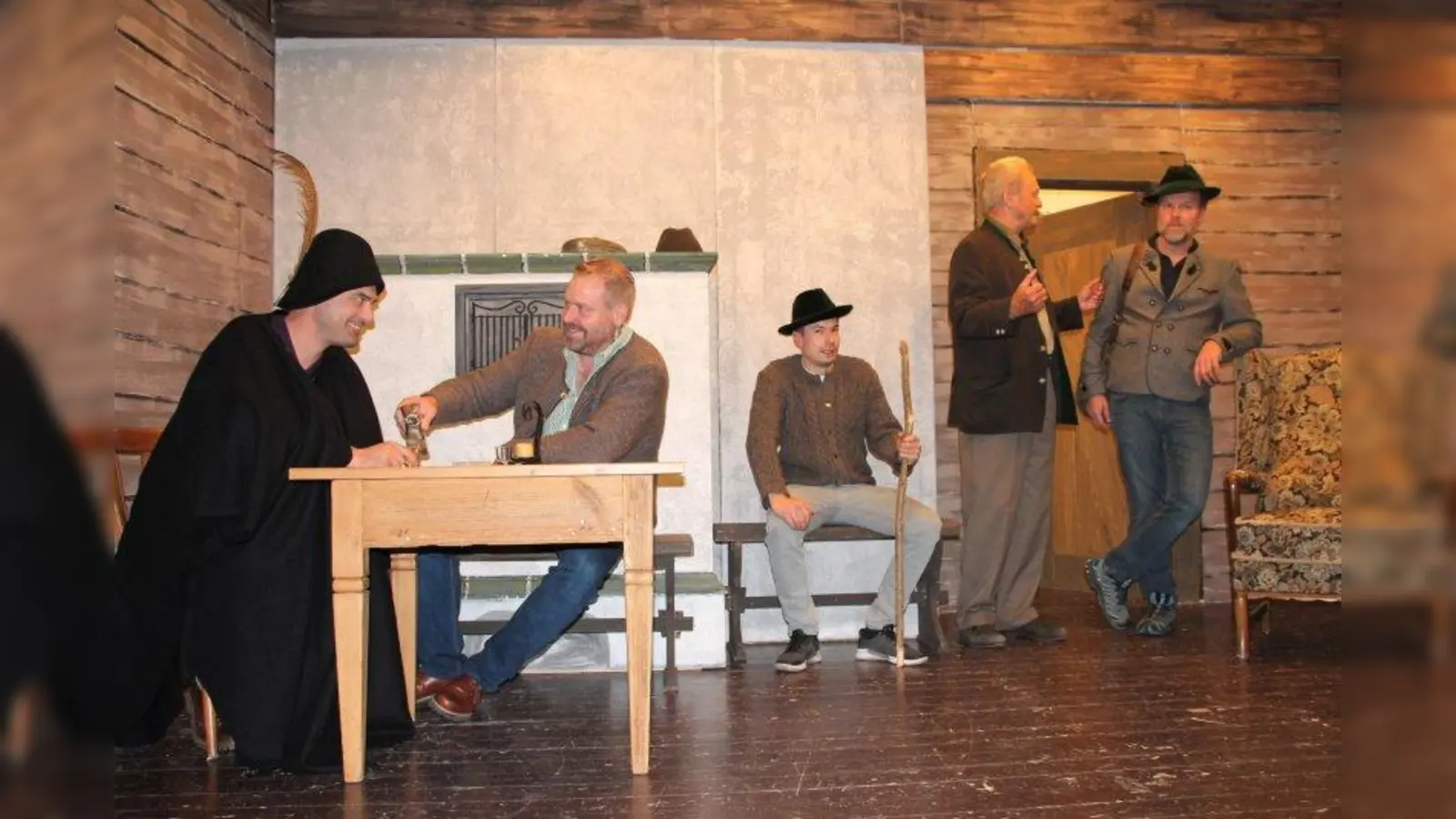 Ums Leben karteln und den Tod betrügen: v.l. Wolfgang Balk als Boandlkramer, Andreas Maisberger als Brandner Kaspar, Andreas Stürzer als Flori, Ernst Ruhmanseder als Bürgermeister Senftl und Markus Gubelmann als Simmerl. (Foto: bb)