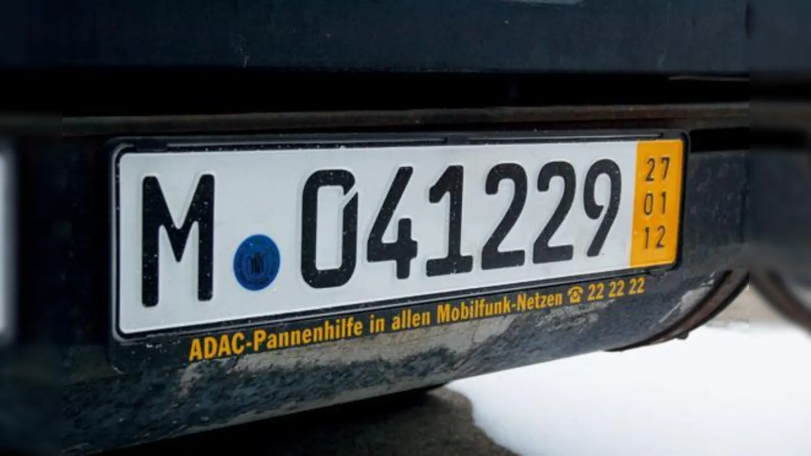 Wann das Kurzzeitkennzeichen seine Gültigkeit verliert, ist anhand der drei untereinander geschriebenen Zahlen auf gelbem Hintergrund erkennbar. In diesem Fall war das Ablaufdatum am 27. Januar 2012. 	 (Foto: ADAC)