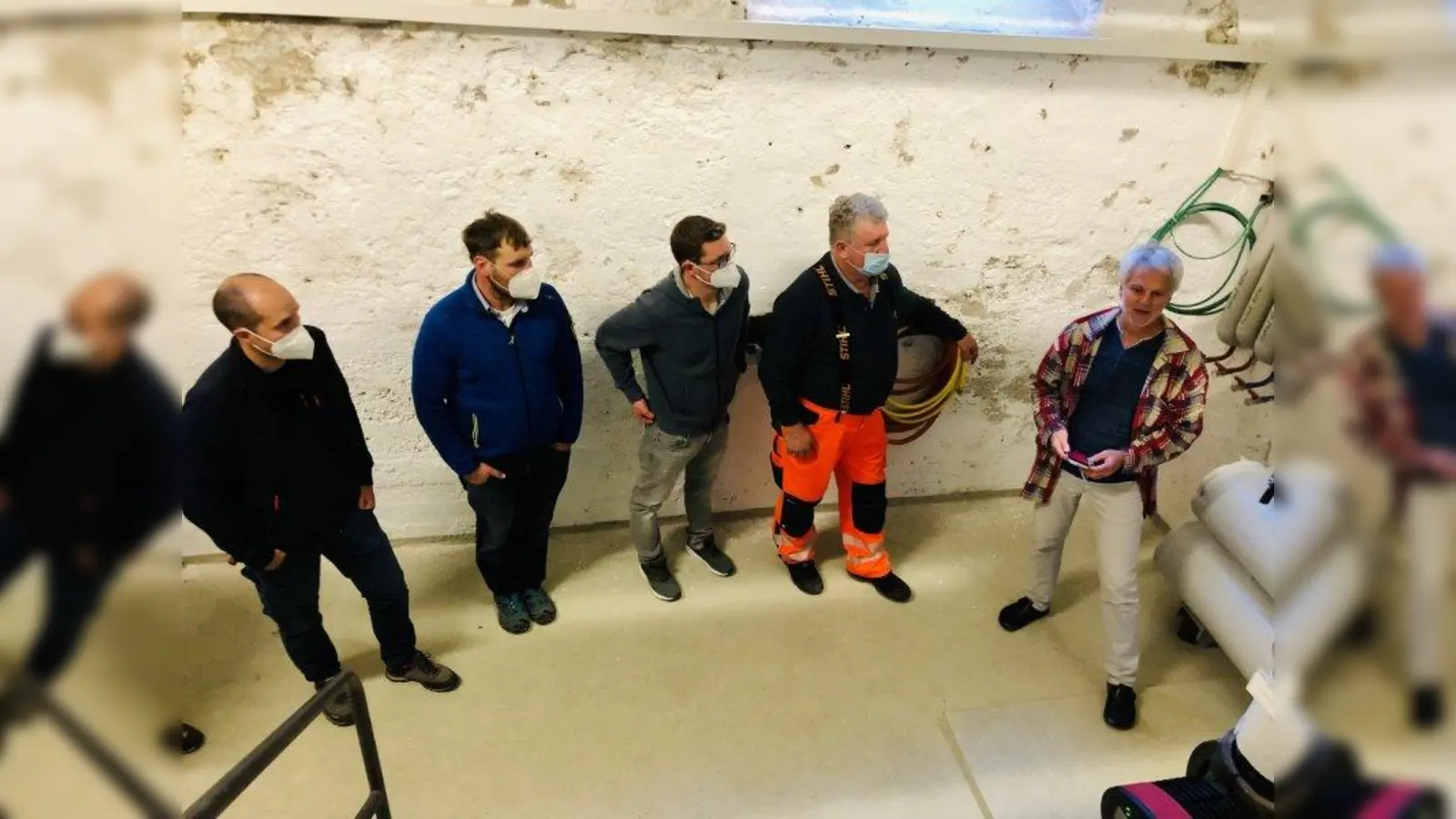 Interessiert am Thema Energieeffizienz: Die Teilnehmer der Hausmeisterschulung hörten Referent Andreas Scharli (rechts) bei den Informationen aufmerksam zu. (Foto: LRA/ Energiewende Oberland)