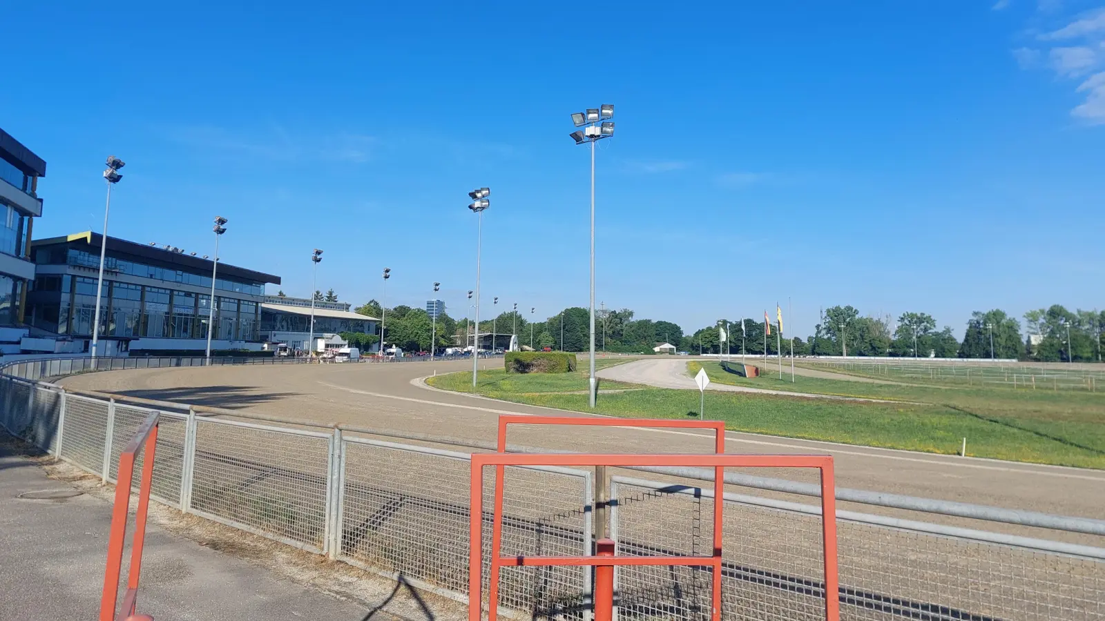 Eine der Stationen: Die Trabrennbahn Daglfing ist bereits seit 1902 in Betrieb. (Foto: bas)