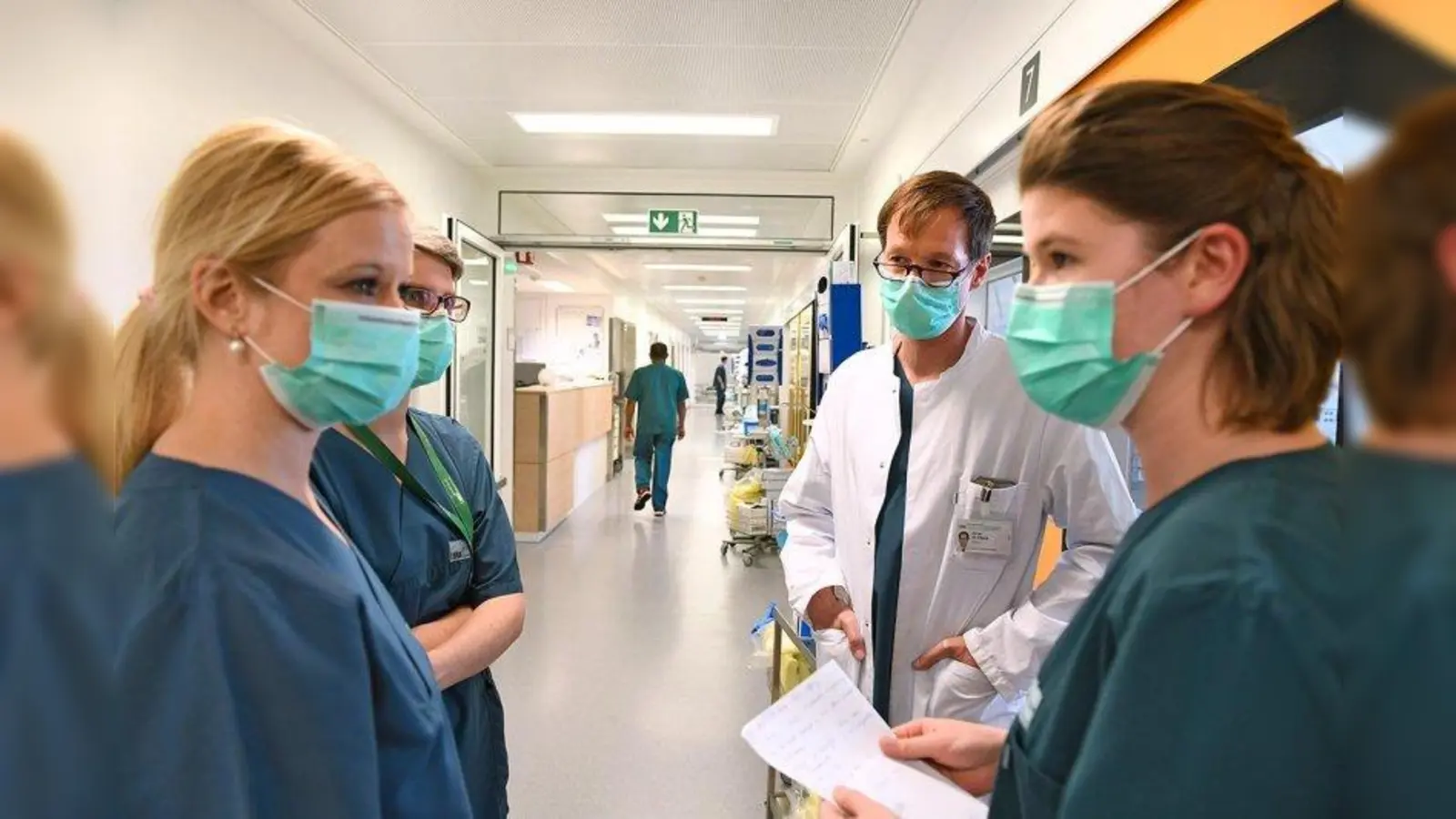 Privatdozent Dr. Irlbeck während einer Teambesprechung auf der Corona-Intensivstation im Operations-Zentrum am LMU Klinikum Großhadern. (Foto: LMU Klinikum)