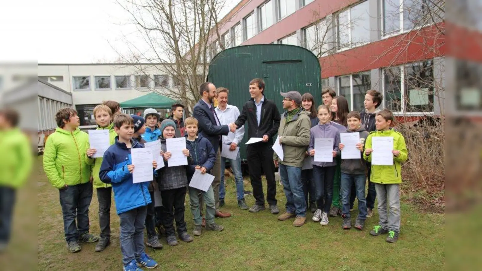 Die „Chefs“ der Max-Planck-Bienen Anselm und Johannes mit dem stellvertretenden Schulleiter Ulrich Ebert und Fachlehrer und Initiator der Imkerei Wolfgang Dukorn (Mitte v.l.) sowie Schülern der Imker-Arbeitsgruppe nach der Vertragsunterzeichnung. (Foto: us)