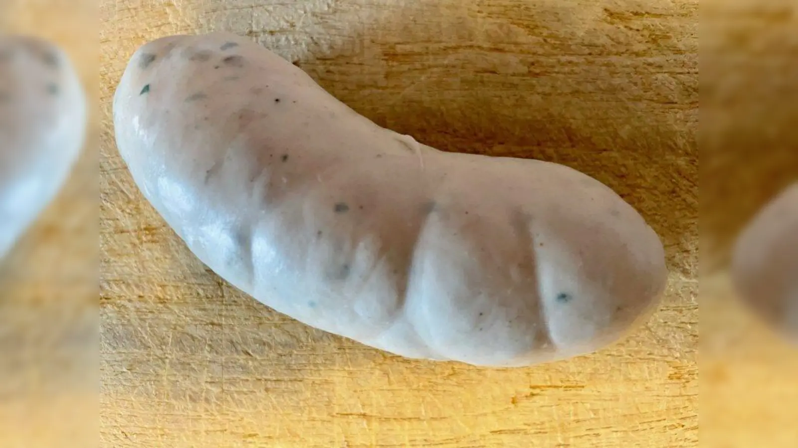 Bei ganz frischen Weißwürsten kann man die Haut auch mitessen - die meisten Weißwurstliebhaber essen sie aber lieber ohne. (Foto: bb)