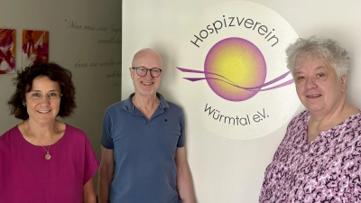 Koordinatorin Andrea Ossimitz sowie Hartmut Kiehling und Hermine Brunnauer (v.r.) gehören zum Hospizverein Würrmtal e.V., der zu den ältesten im Landkreis München gehört, aber auch mit 18 Hospizhelfern der kleinste ist. (Foto: Ulrike Seiffert)