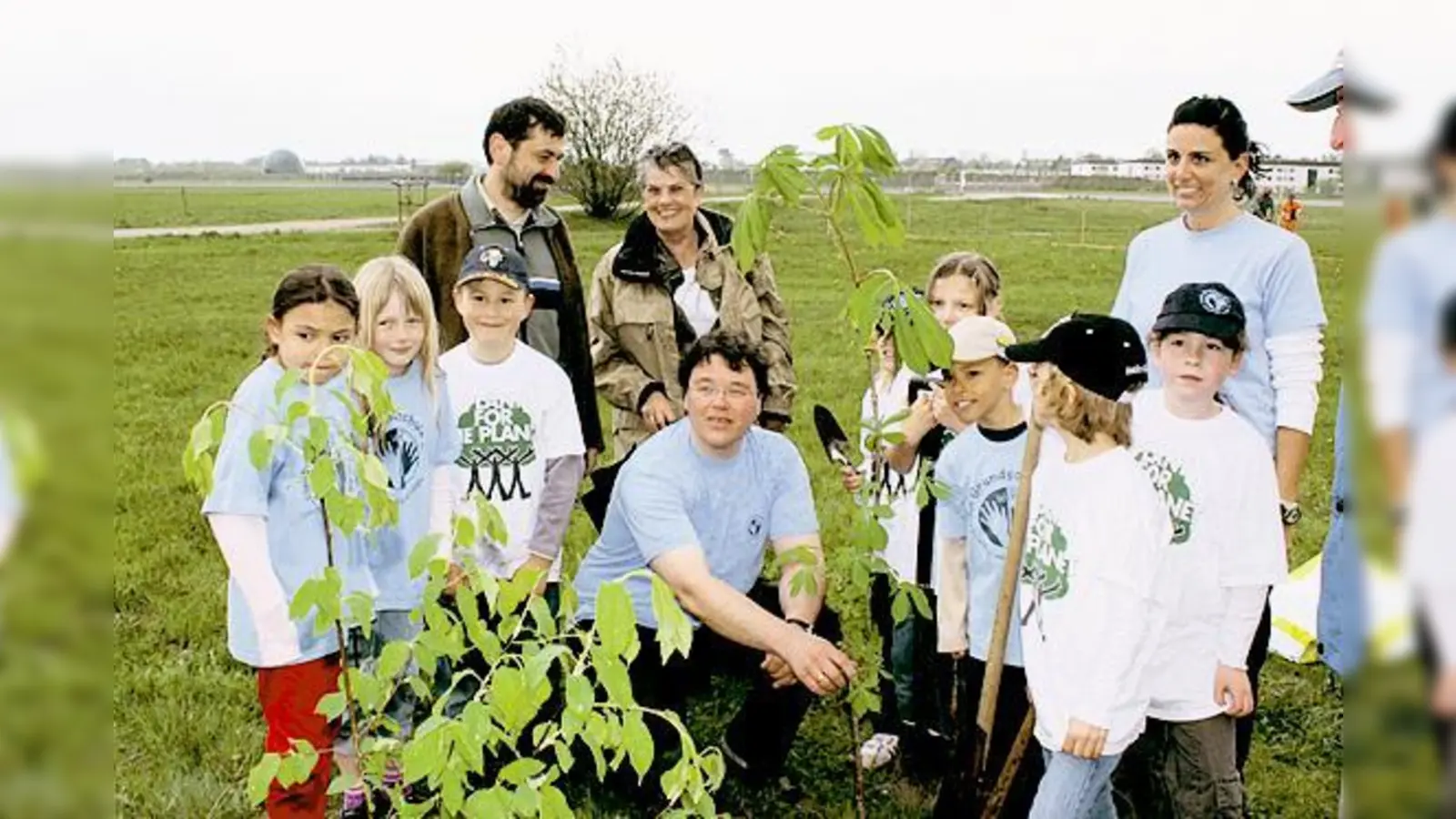 Bürgermeister Thomas Loderer (Bildmitte) sowie Förster Karl-Martin Einwander, Birgit Gott und Verena Verscht, die Konrektorin mit den Kindern der Grundschule an der Albert-Schweitzer-Straße waren fleißig beim Bäumepflanzen.  (Foto: Privat)