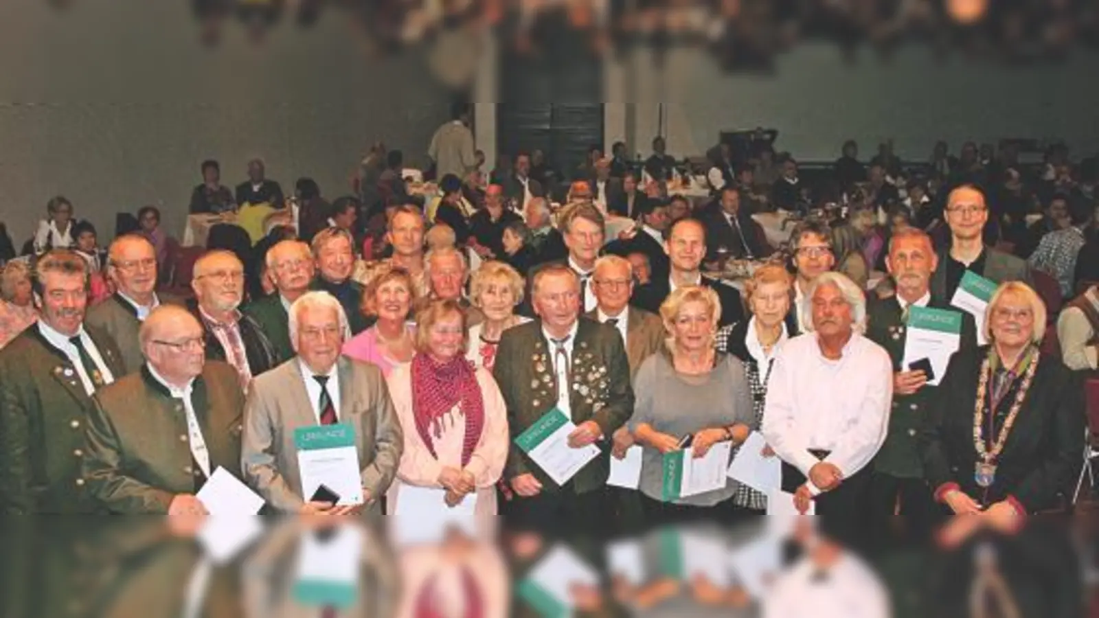 26 ehrenamtlich tätige Bürger aus Garching (im Vordergrund) wurden vergangene Woche von Bürgermeisterin Hannelore Gabor (vorne, ganz rechts) im Bürgerhaus geehrt.	 (Foto: ws)