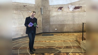 Pfarrer Andreas Lay freut sich über Besucher, die sich in der Emmauskirche zum Nachdenken anregen lassen. Noch bis zum 2. April ist dort eine Meditationsausstellung zu sehen. (Foto: hw)