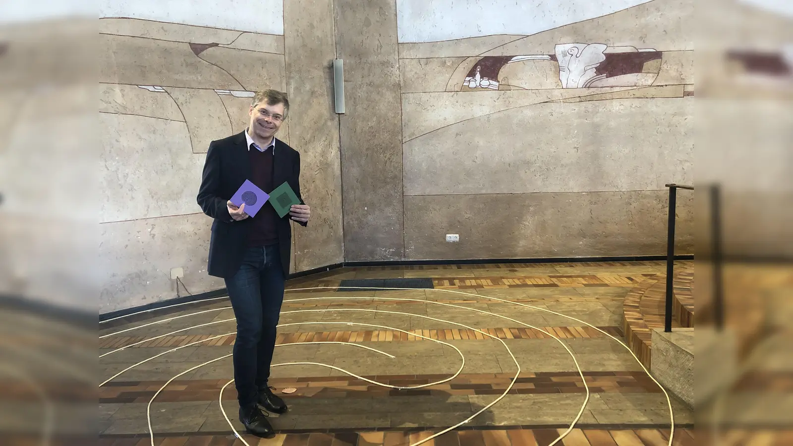 Pfarrer Andreas Lay freut sich über Besucher, die sich in der Emmauskirche zum Nachdenken anregen lassen. Noch bis zum 2. April ist dort eine Meditationsausstellung zu sehen. (Foto: hw)