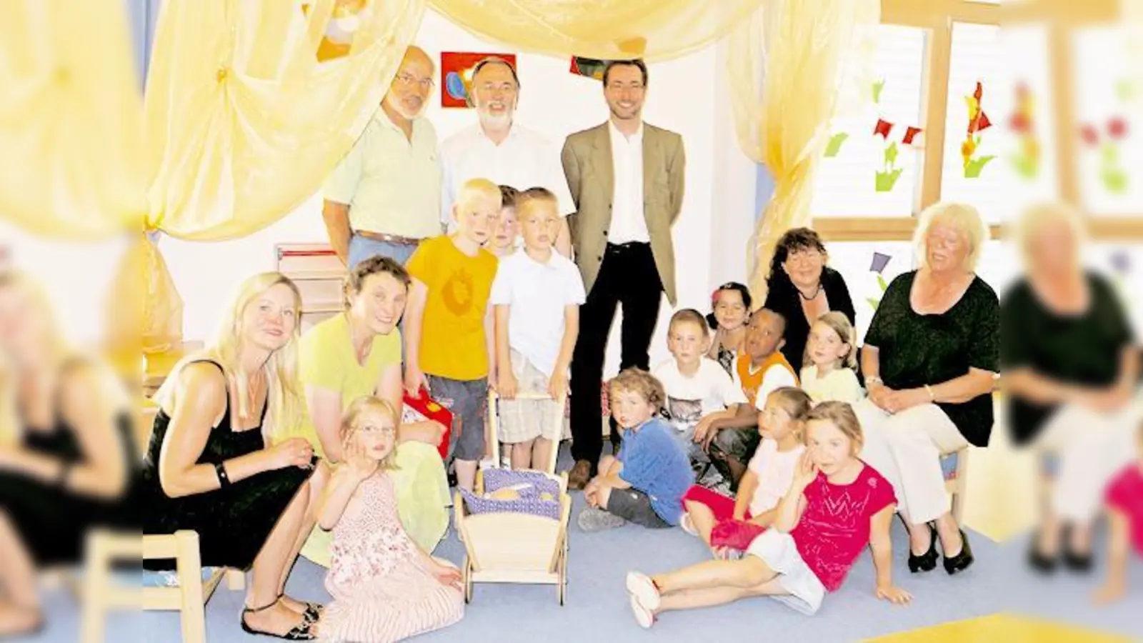 Mit den Kindern der Vorschulgruppe freuen sich über die neue Einrichtung (v. l.): Irena Klumpen, Beatrix Zurek, Max Heilmeier, Dr. Georg Kronawitter,  Detlef Langer, Christine Kaiser und Regina Haupt.  (Foto: Kohnke)