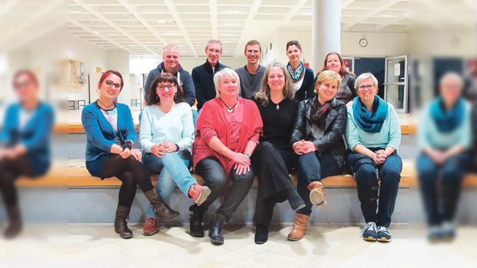 15 Mann und Frau stark: Der neue Elternbeirat der Anni-Pickert-Schule Poing. Vier Mitglieder waren beim Fototermin verhindert.   (Foto: Christina P. Tarnikas)