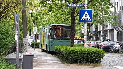 Der Bücherbus der Münchner Stadtbibliothek kann nicht immer wie geplant in der Westendstraße halten, weil der Parkplatz manchmal besetzt ist. (Foto: Beatrix Köber)
