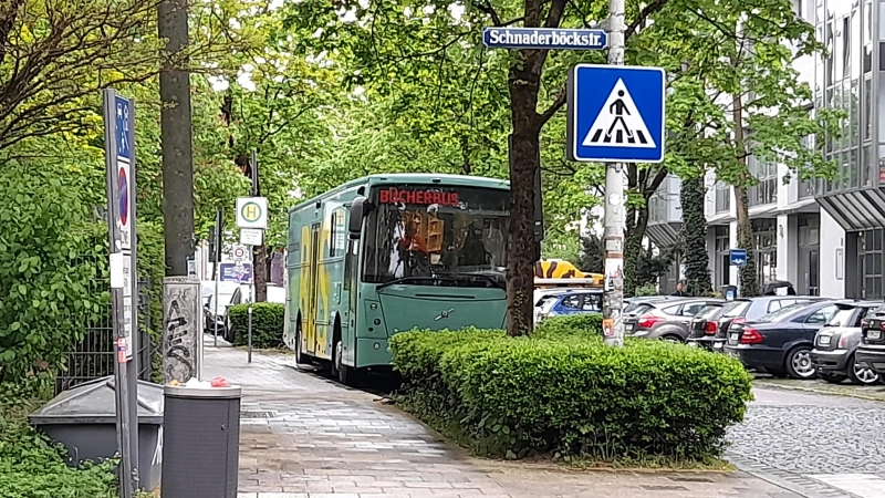 Der Bücherbus der Münchner Stadtbibliothek kann nicht immer wie geplant in der Westendstraße halten, weil der Parkplatz manchmal besetzt ist. (Foto: Beatrix Köber)