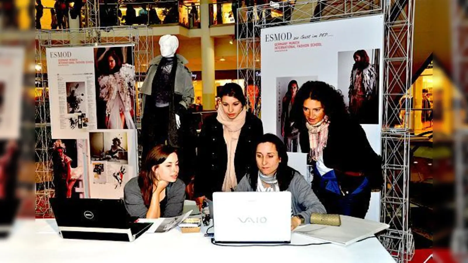 Auszubildende im dritten  (Foto: Mithilfe von Computer-Programmen werden technische Zeichnungen von Mode-Entwürfen, sogenannte Figurine-Bilder und Schnittmuster erstellt.)