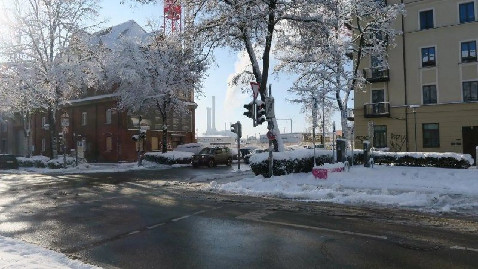 Schon von weitem ist das Heizkraftwerk Süd aus Sendling und den umligenden Vierteln zu sehen. Hier: Blick aus dem Schlachthofviertel, Zenettiplatz. (Foto: lsc)
