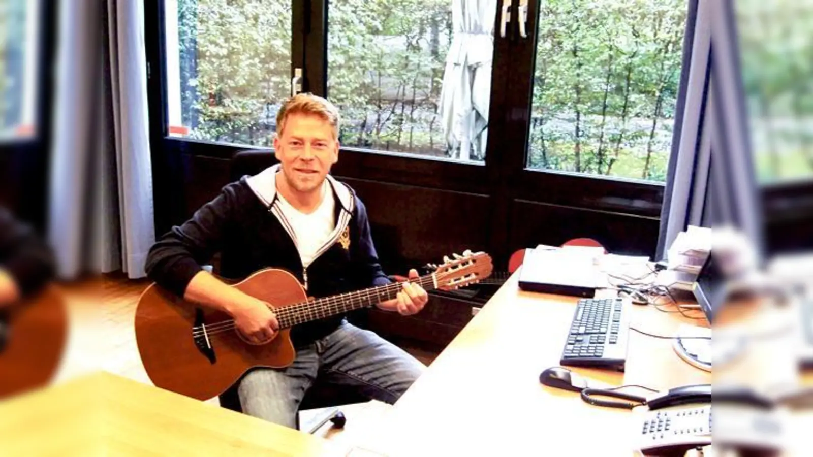 Steffen Lohrey, Leiter des ASZ am Rosenkavalierplatz und Hobbymusiker, freut sich auf die erste Probe des von ihm initiierten Rock- und Pop-Chors.   	 (Foto: hgb)