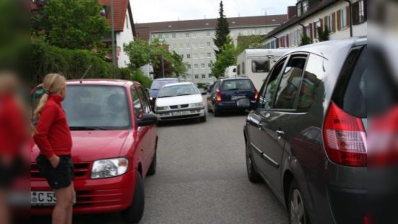 Eng und unübersichtlich wird es in der Pörtschacher Straße, wenn Autos aneinander vorbei müssen. Kinder sind  gefährdet,  wenn sie die Fahrbahn überqueren. (Foto: tg)