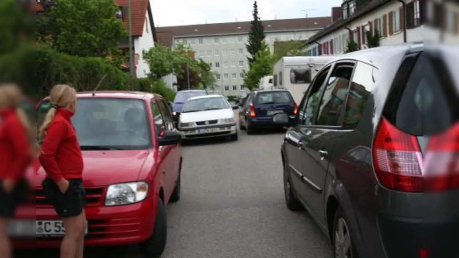 Eng und unübersichtlich wird es in der Pörtschacher Straße, wenn Autos aneinander vorbei müssen. Kinder sind  gefährdet,  wenn sie die Fahrbahn überqueren. (Foto: tg)
