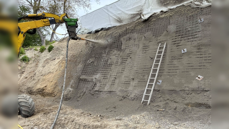 In einem ersten Schritt haben die Arbeiter der ausführenden Firma Spritzbeton aufgebracht, um spätere Bauzustände zu sichern. (Foto: Landratsamt Freising)