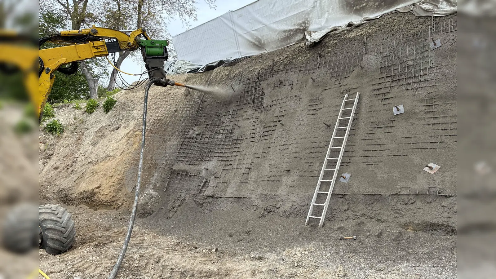 In einem ersten Schritt haben die Arbeiter der ausführenden Firma Spritzbeton aufgebracht, um spätere Bauzustände zu sichern. (Foto: Landratsamt Freising)