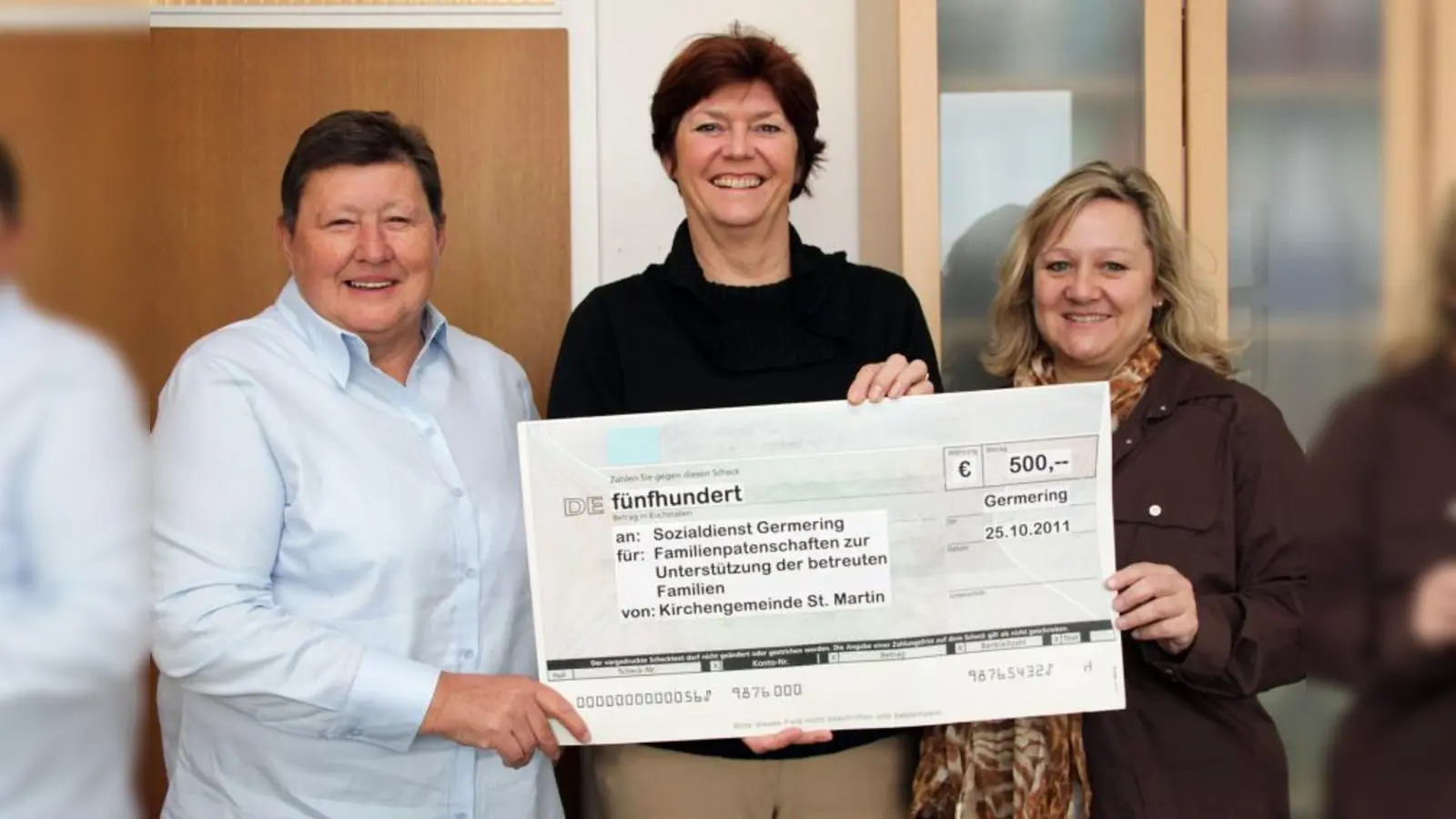 Marlene Erhard von der Pfarrei St. Martin, Sonja Thiele, Geschäftsführerin des Sozialdienstes, und Sabine Strobl von den Germeringer Landfrauen (von links) bei der Scheckübergabe. (Foto: pi)