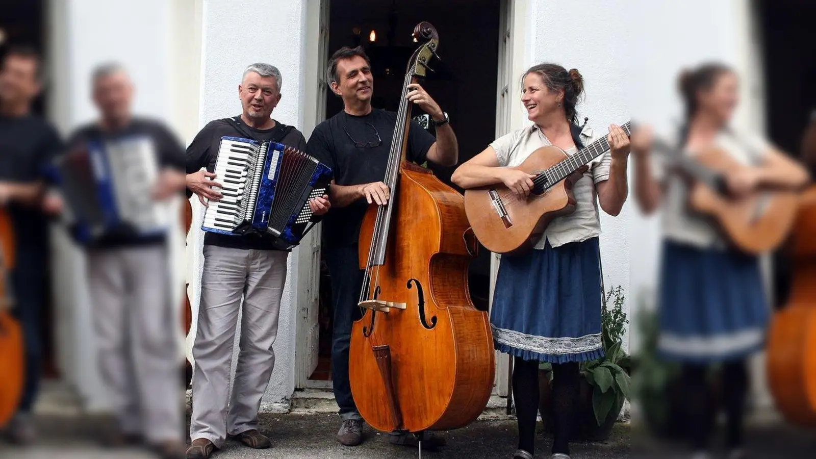 Im zweiten Teil des Abends wird die Tänzerin Beatrix Etzkorn von „Knesewitsch und Söhne” bestehend aus Helmut Knesewitsch, Roland Fritsch und Uli Mauk (v.l.), begleitet. (Foto: pi)