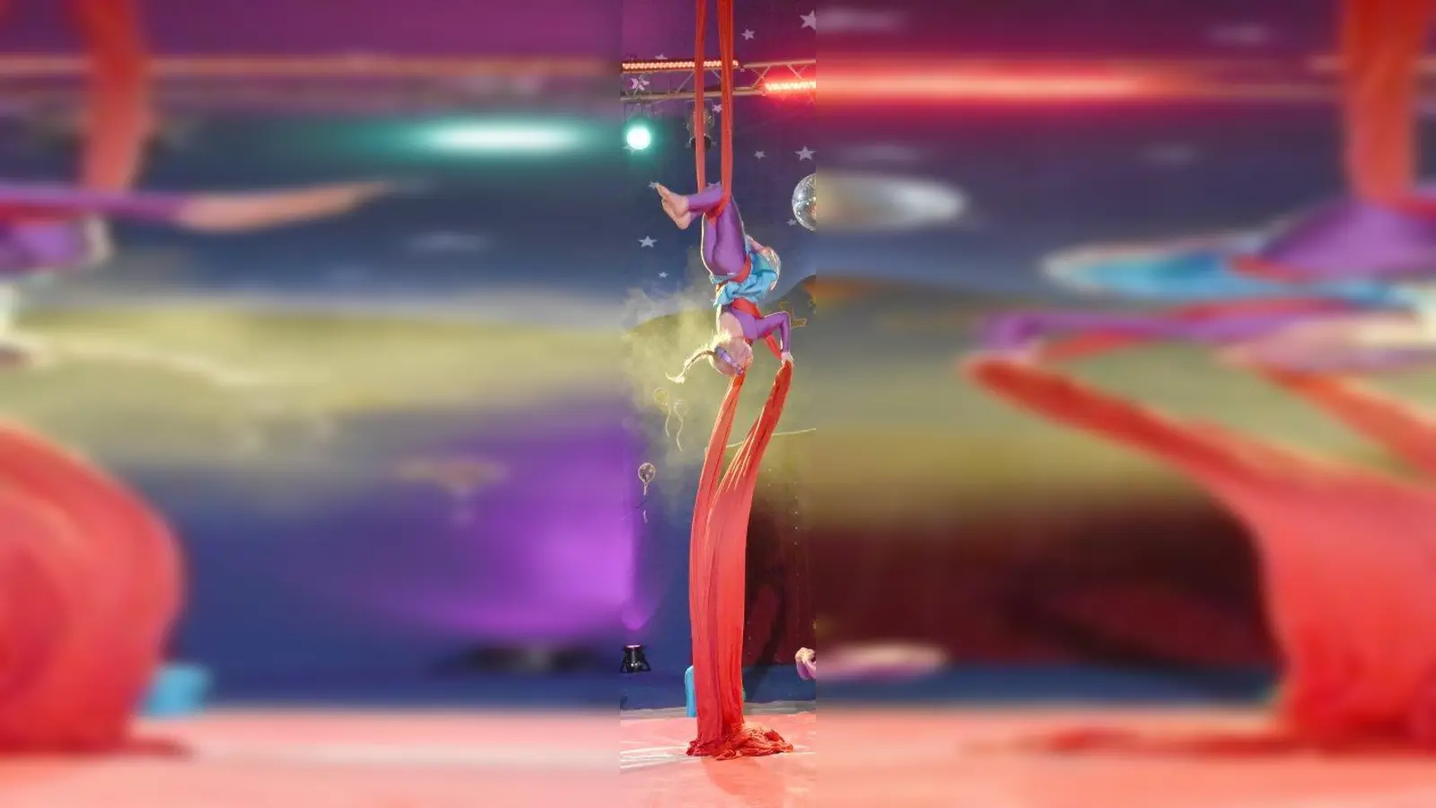 Am Vertikaltuch durch die Luft wirbeln: Die Workshops von Lilalu machen es möglich. (Foto: Felix Hörhager)