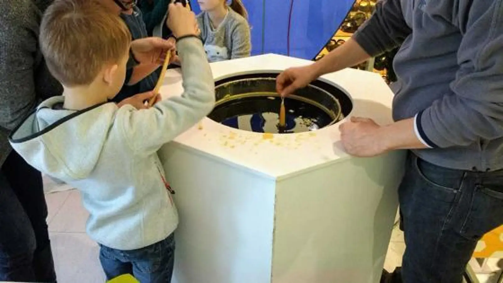 Das große Moosacher Kerzenziehen geht wieder in der Meile Moosach los.  (Foto: privat)