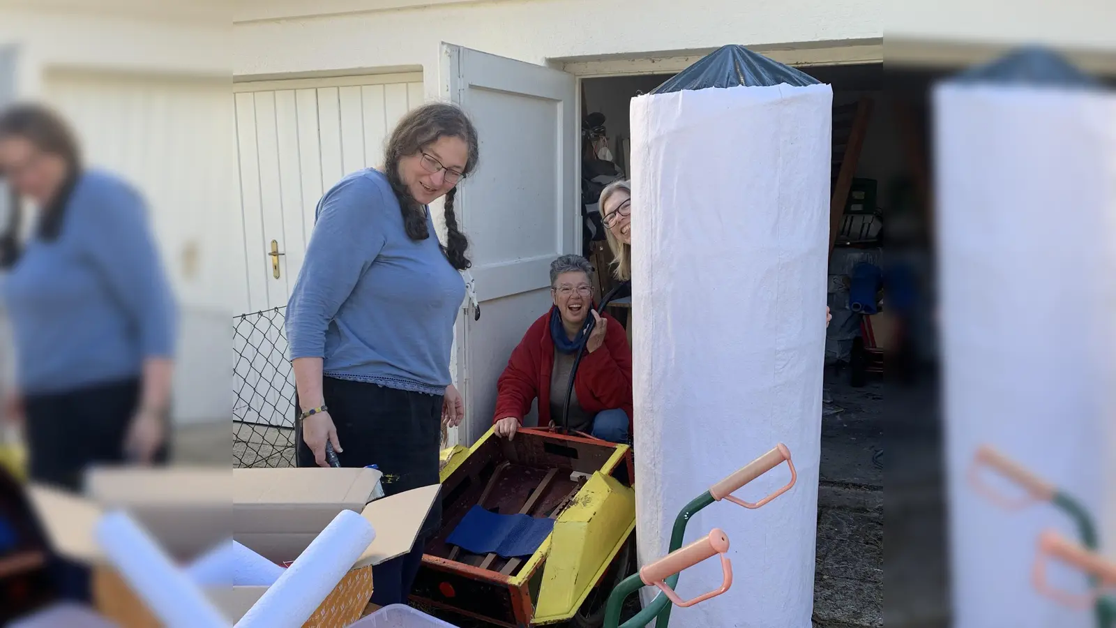 Von links nach rechts: die Säulenmacherinnen Astrid Sherina Schaper, Monika Attensperger und Katharina Schweissguth in ihrer Garagenwerkstatt. (Foto: poesiebriefkasten.de)