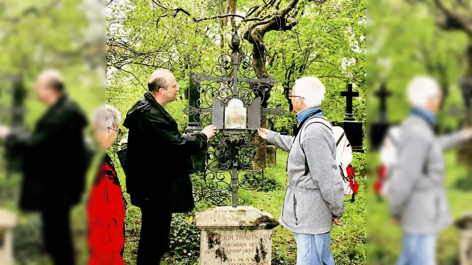 Bei der ersten Führung über den Alten Nördlichen Friedhof in der Arcisstraße entdeckten Bertram Keiler von der Friedhofsverwaltung (l.) und die Teilnehmer ein Matterhornbild am Grab von Theodor Trautwein, Mitgründer des Alpenvereins.	 (Foto: ms)