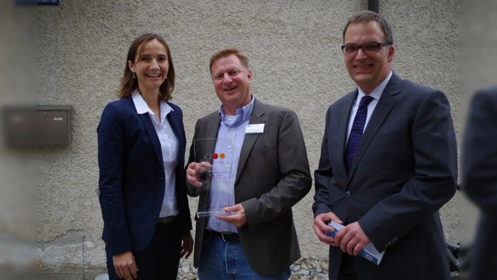 Stolzer Preisträger: Thomas Oeben (mitte), Vereinsvorsitzender von „Dein Nachbar e.V.“, bekommt den Preis „ausgezeichneter Ort im Land der Ideen“ von Katrin Roth (Initiative „Land der Ideen“) und Andreas Landvogt (Deutsche Bank). (Foto: kö)