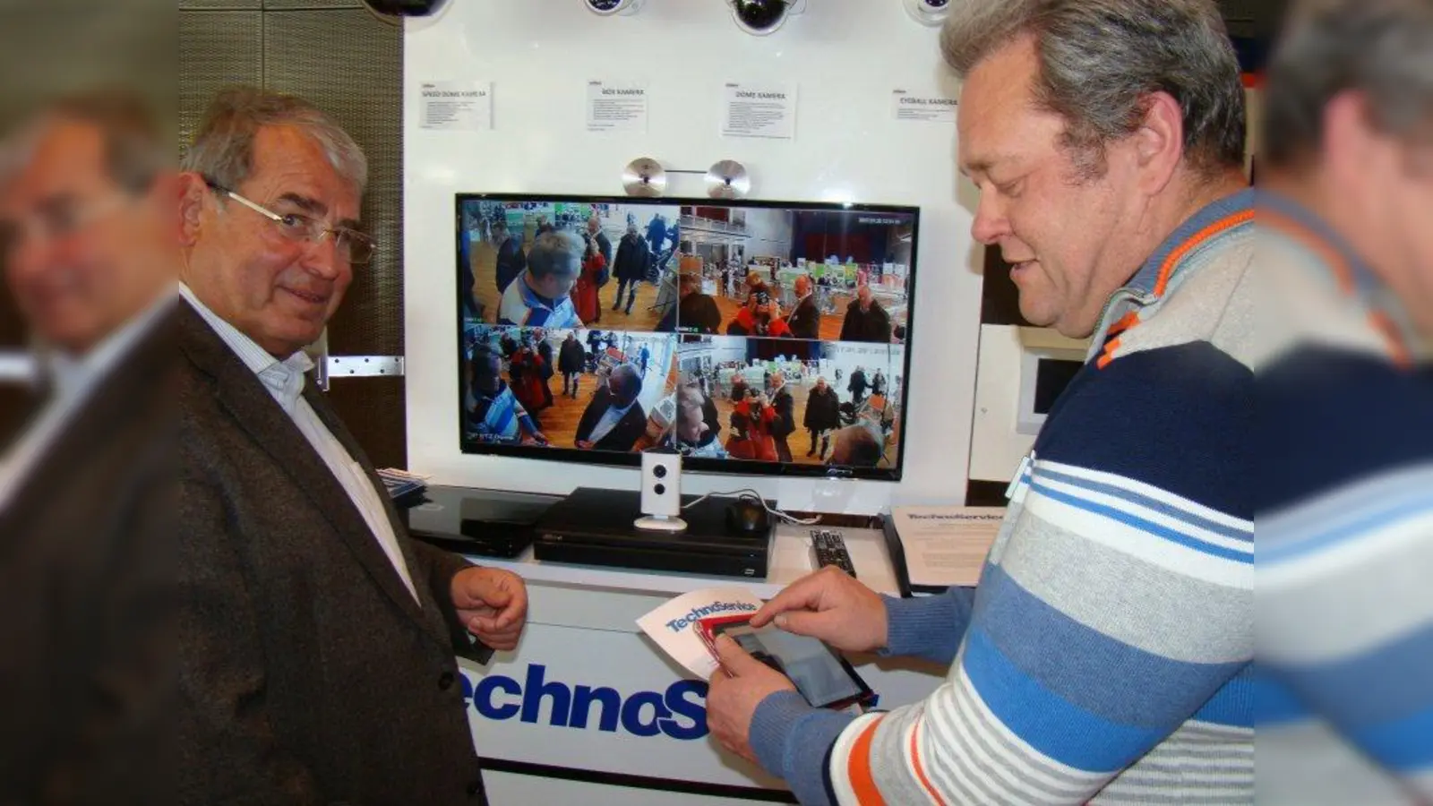 Wolfgang André (links) lässt sich von Udo Zenke die Neuerungen bei den digitalen Überwachungsanlagen erklären. (Foto: pst)