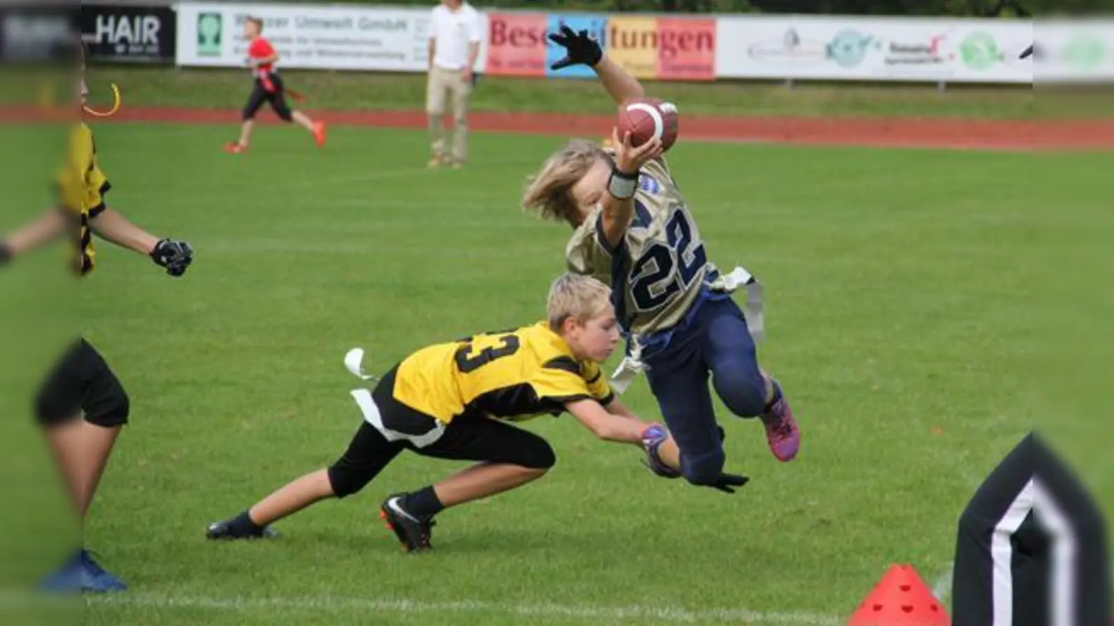 Spektakulär: Bulls Angreifer Alexander Hartl (Nr. 22) ist dem Verteidiger der Cowboys entkommen und erkämpft mit dem Ball weitere Yards durch die Luft in Richtung gegnerischer Endzone.	 (Foto: M. Kröner)