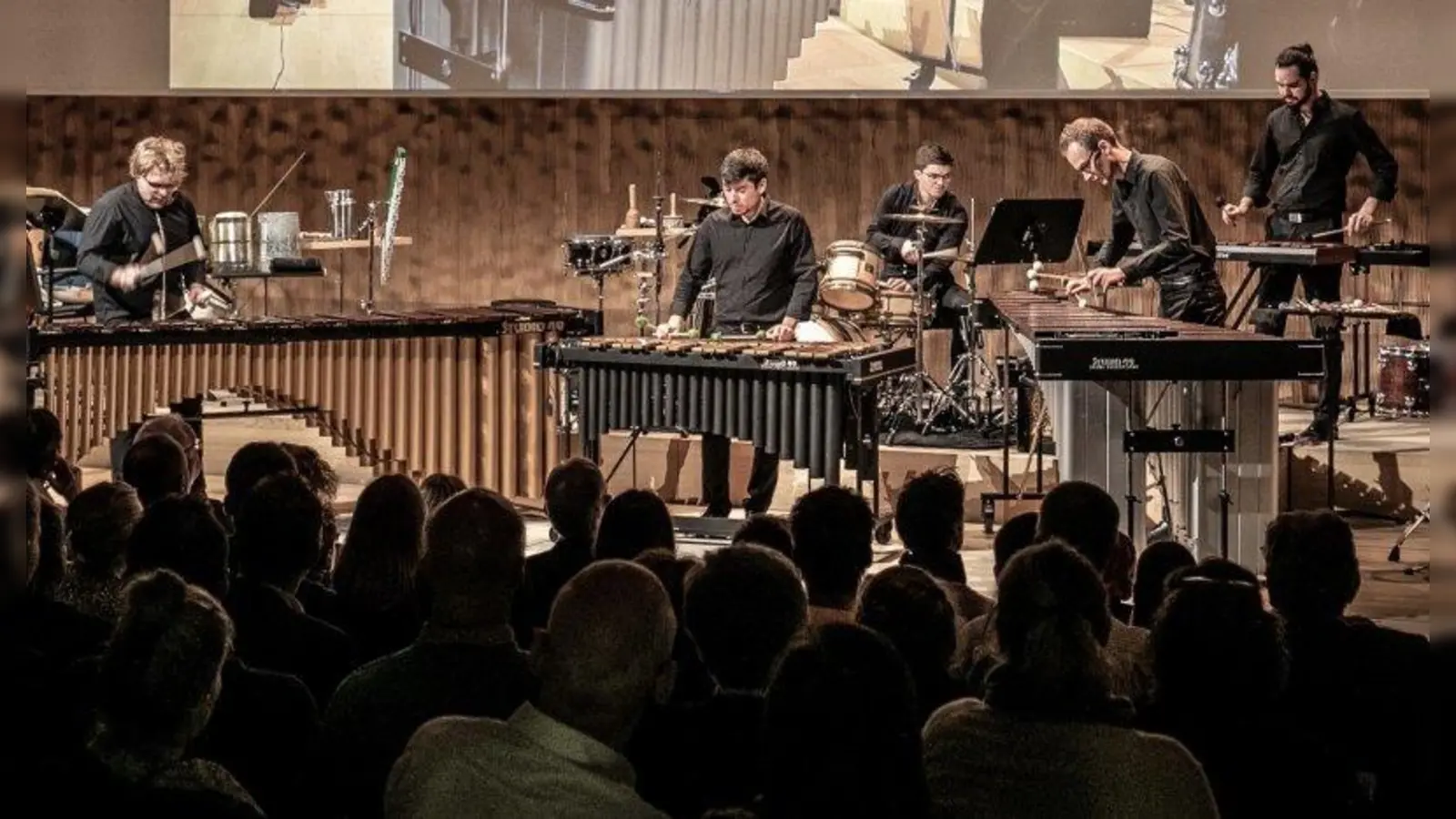 Die Christian Benning Percussion Group (Christian Benning, Felix Kolb, Marcel Morikawa, Godwin Schmid und Patrick Stapler) eröffnet im kommenden Jahr die Brunnenhof-Konzerte. Unser Bild zeigt sie bei einem Konzert in der Hamburger Elbphilharmonie. (Foto: Christian Benning Percussion Group)
