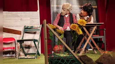 Ein Alteingesessener und ein Neuankömmling haben nebeneinander ihre Parzellen im Schrebergarten. Was sie dabei erleben, zeigt das Stück ohne Worte.  (Foto: MAPH Theater)