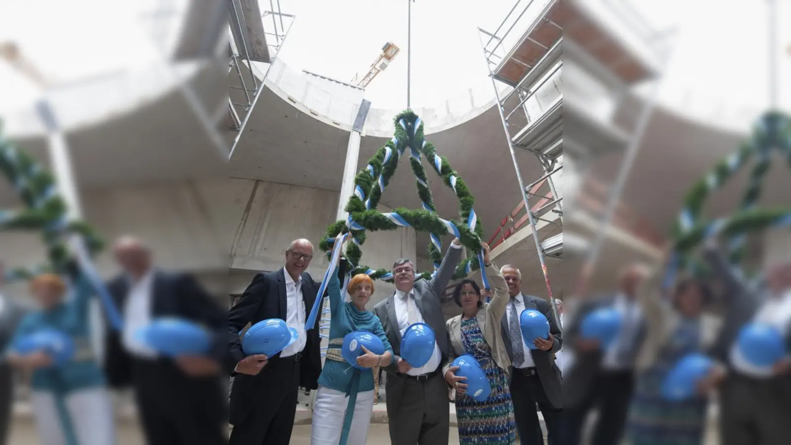 Architekt Otto Hartmann, Lisa Hirdes (Leiterin Evangelische PflegeAkademie), Günther Bauer (Vorstand Innere Mission), Doris Löhr (künftige Heimleiterin) und Gerhard Prölß (Geschäftsführer Hilfe im Alter) beim Richtfest  (von links). (Foto: Innere Mission)