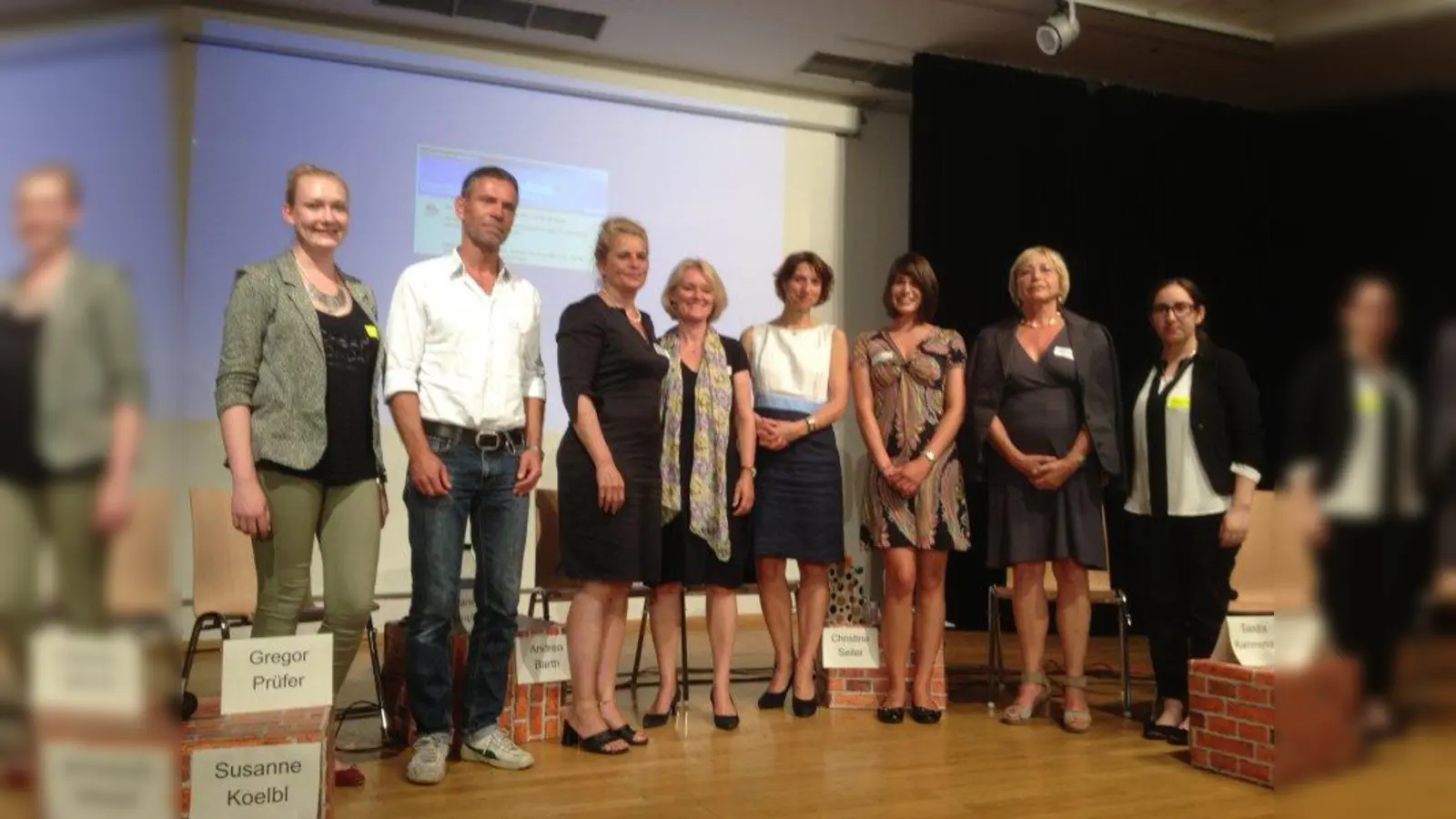 Podiumsdiskussion „Vom Stubentiger in den Gesellschaftsdschungel”: Erfolgreiche Frauen diskutieren beim Ehemaligen-Treffen am Bertolt-Brecht-Gymnasium über die geschlechtsspezifische Verteilung von Gehältern. (Foto: pi)