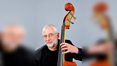 Am 13. Mai steht Hans Klaffl auf der Bühne in der Montessori-Schule Niederseeon.	 (Foto: VA)